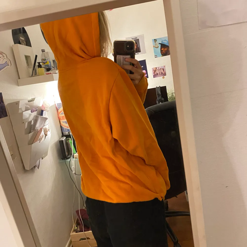 orange hoodie 🧡 sista bilden visar en defekt som sitter längst ner på vänstra sidan. . Hoodies.