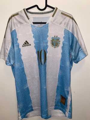 Argentina tröja ( maradona tribute edition) - Mycket fin tröja i storlek S men passar även som M.  Kan diskutera pris vid snabb affär.
