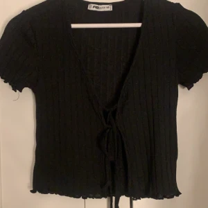 T-shirt kofta - T-shirts med knytning fram, fint skick, aldrig använd, stl xs