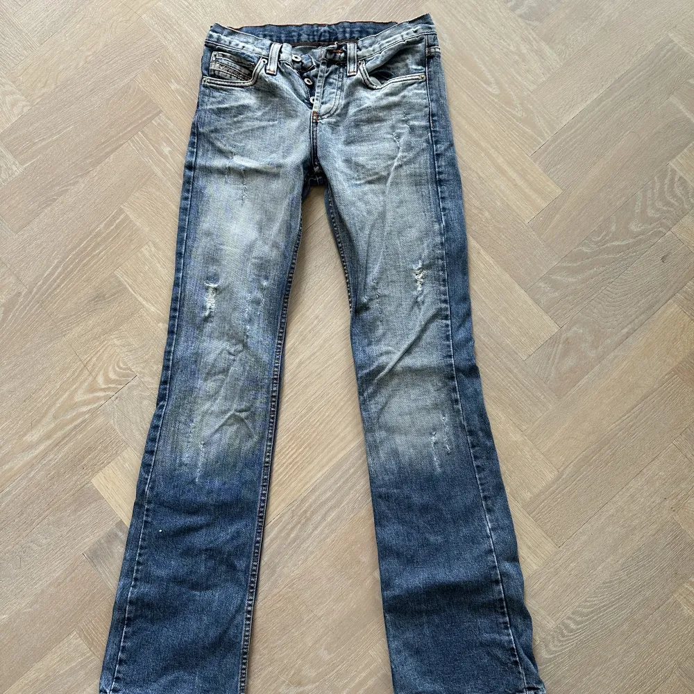 Världen snyggaste blå diesel jeans som jag köpte second hand men tyvärr va för små för mig😫står storlek 28 men skulle säga xs. Jeans & Byxor.