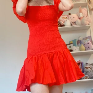 ❤️ röd ZARA klänning ❤️ - säljer en helt oanvänd ZARA klänning i stormek S. skitsöt och köpte den för typ 2 år sen. aldrig använt dock för aldrig haft tillfälle?? 😂