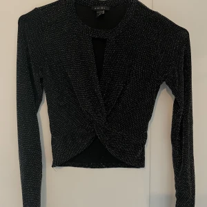 Tröja - Säljer en super snygg glittrig tröja. (Tröjan är inte stickig inuti)