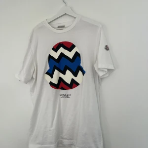 Moncler T-shirt stl M - Säljer nu denna sjukt snygga moncler T-shirten | Skick 7/10 (finns en liten fläck som ej syns vid användning) | Nypris 2500 kr | Mitt pris 1199 kr | (Endast thissan medföljer vid köp) | Hör av er vid minsta lilla fundering!🤝