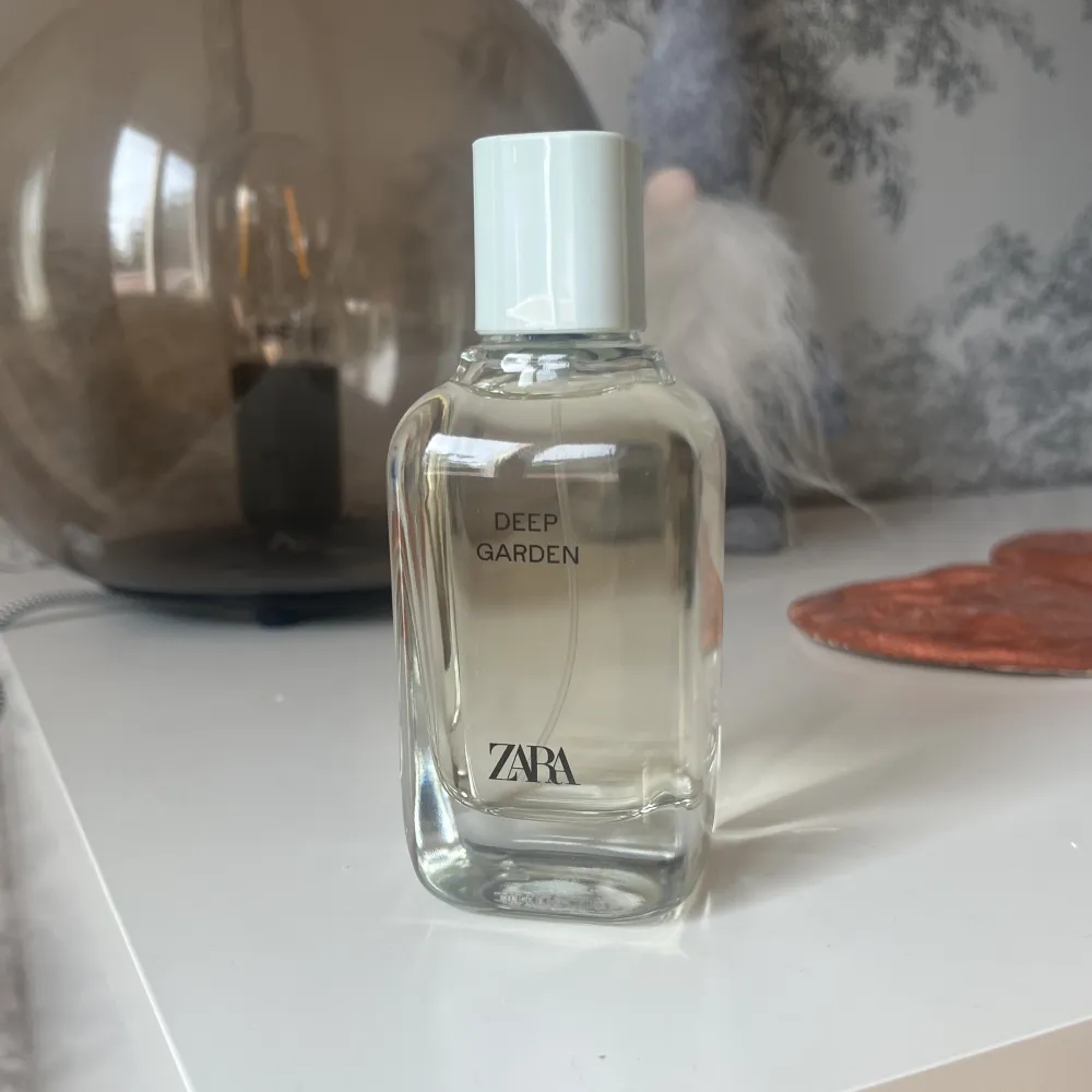 Otroligt god parfym från Zara. Aldrig använd, köpt för 199 kr och säljs för 99 kr💕💕. Övrigt.