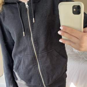 Svart zip up hoodie, den är lite nopprig men det mesta är damm!!💕
