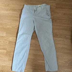 Sommarbyxor - Fickorna där bak är inte riktiga. 