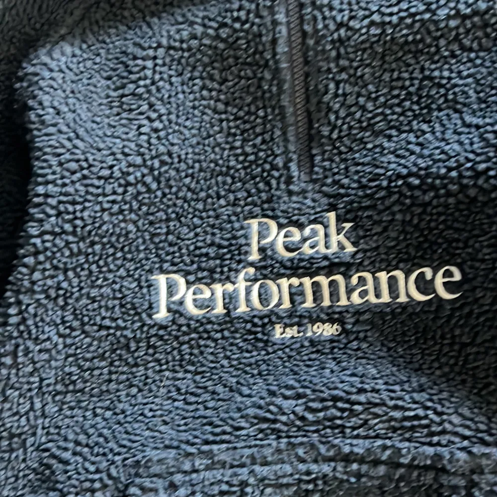 Säljer en Peak performance half zip Hoodie med jätte skönt material som passar nu till vintern. Priset kan diskuteras. . Hoodies.