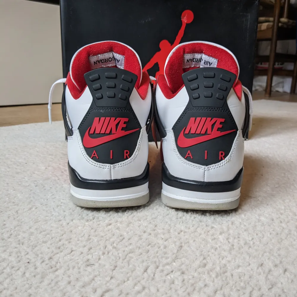 Säljer ett par air Jordan 4 Retro fire red i storlek 46. Köpta 2021 från 'Sold Out', kvitto finns. Använda endast 3 ggr sen inköp och är i mycket fint skick, nästan som nya. Skickar med original kartongen. Priset är diskuterat vid snabb affär. Skor.