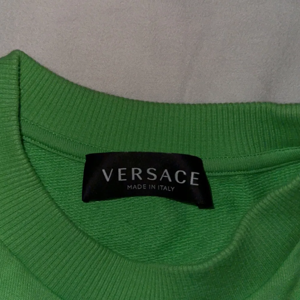 De e en Versace tröja i lime färg köpt på nk i stklm för 2 år sen. Inga problem med den utmärkt skik anledning till att ja säljer är att den e för liten den passar 155cm. Hoodies.