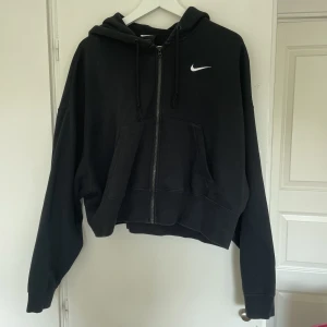 Huvtröja - Huvtröja i kortare modell med dragkedja, oversized, bra skick