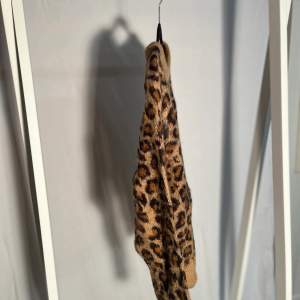 Leopard stickad tröja! Sjukt snygg nu till hösten. Säljer pga pengarbrist! Går ej att köpa längre!
