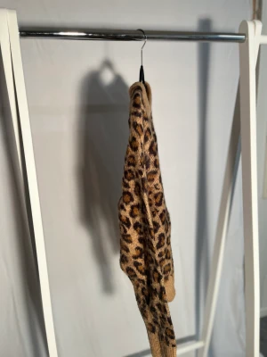 Leopard stickad - Leopard stickad tröja! Sjukt snygg nu till hösten. Säljer pga pengarbrist! Går ej att köpa längre!