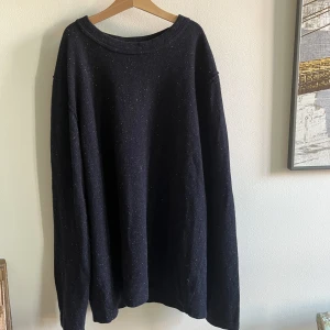 Filippa k tröja  - En cool tröja från Filippa k, modellen är att den ska se ut som att den är ut och in, mycket fint skick 8/10, vid fler frågor så är det bara att höra er! 