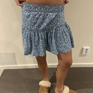 Kjol - Super gullig blå blommig kjol använd ett fåtal gånger🌀🙏🏽