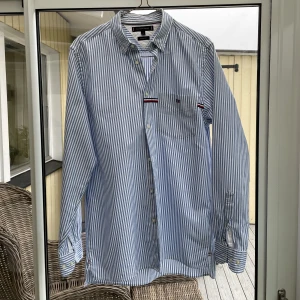 Tommy Hilfiger skjorta  - Randig skjorta från Tommy Hilfiger - Storlek S