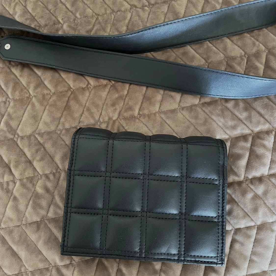 Svart axelbandsväska 🖤 - 91