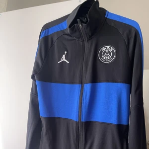 Limited edition PSG jordan kollektion kofta - Oanvänd limited edition psg jordan kollektion kofta som inte går att köpa längre. Fortfarande bra skick som när jag beställde den. (Hela set kostade 1200, men säljer bara koftan!)