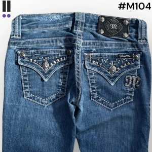M104 lågmidjade bootcut missme jeans  - MissMe jeans i model Boot 💜 Tag 24W 💜Midja (rakt över) 34cm 💜 Innerben 82cm 💜 Ytterben 104cm 💜 Benöppning 20cm 💜 Uppsydda 💜Våra mått blir W=26, L=32 💜 Men jämför alltid måtten💜