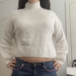 Vit stickad tröja - Superskön stickad tröja som är välanvänd men i bra skick. Säljer då den inte har kommit till användning. Skriv vid frågor eller funderingar💕