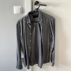 Skjorta strl S - Stor flyttstädning Alla kläder i S/M passar 1.75-185 vikt ca 70-82kg  Finns i Uppsala