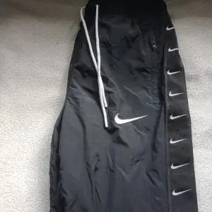 Jättesnygga nike trackpants köpta på sellpy. Kom aldrig till användning då de var lite för stora för mig.