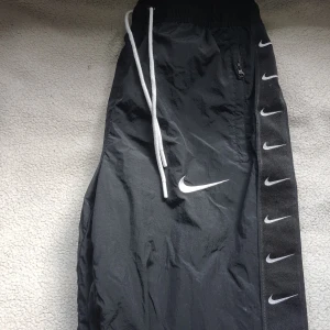 Nicke trackpants - Jättesnygga nike trackpants köpta på sellpy. Kom aldrig till användning då de var lite för stora för mig.