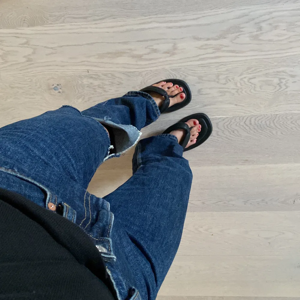 Modellen heter rowe, i färgen win blue storlek 26/34🤍 egenklippt hål på vänster knä! passar mig som är 175 helt perfekt i längd. Jeans & Byxor.