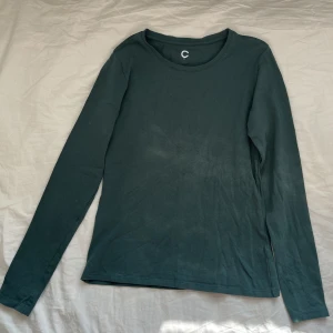 långärmad tröja - den är använd ungefär 5 gånger! Köptes i vintras. Har inga defekter! Köptes för 170kr