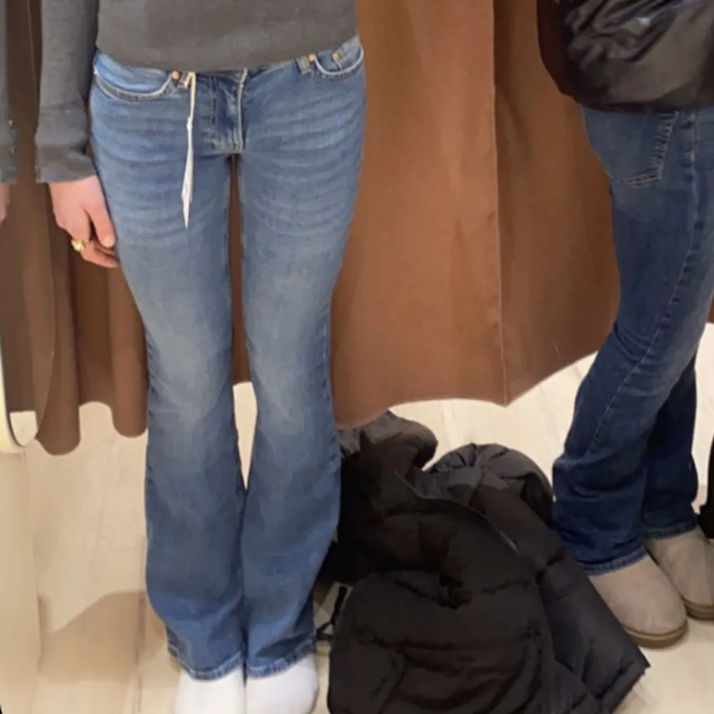 Säljer mina superfina bootcut jeans från Gina, de är köpta för ca ett halvår sen men i nyskick. . Jeans & Byxor.