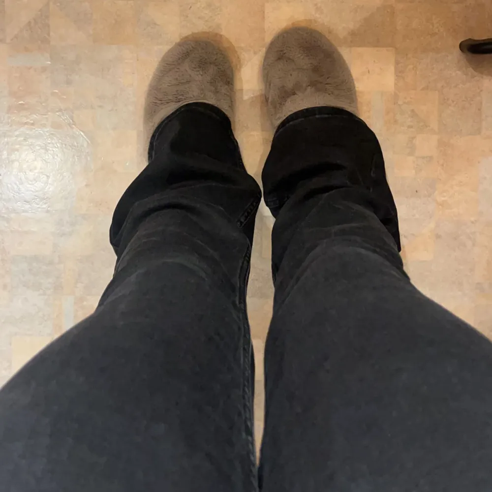 Svarta jeans ifrån Gina tricot. Säljer dem för dem Kommer inte till användning nå mer. Storlek 36, bra skick.💕💕. Jeans & Byxor.