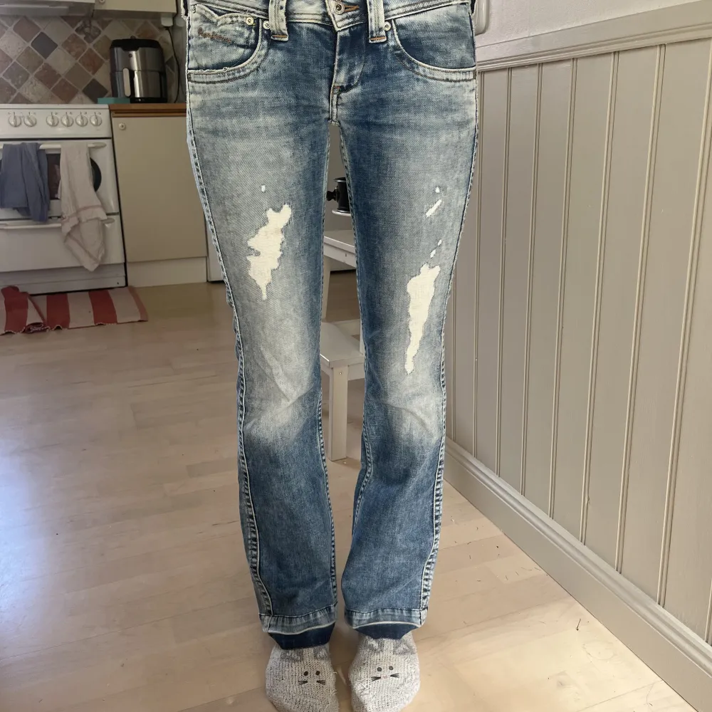 Low waist bootcut Pepe jeans i ljus wash med slitningar  W28 L32, midjemåttet är 76cm  (passar mig som har W25 och XS i det mesta, är 173cm) och innerbenslängden är 79cm, har lagt ned dem för mer längd  Skriv för fler bilder ❤️. Jeans & Byxor.