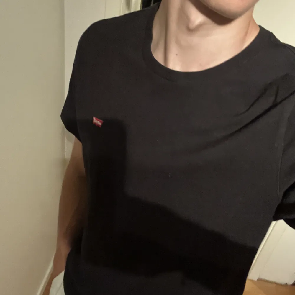 Super snygg svart Levis T-shirt som knappt är använd . T-shirts.