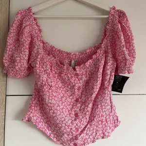 Blommig topp - Topp som aldrig är använd, lappar kvar. 