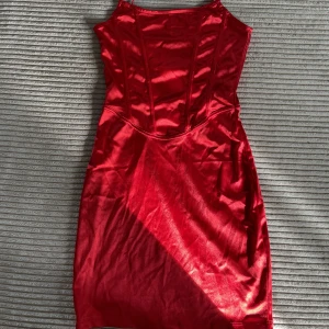 Röd miniklänning  - Säljer denna jätte snygga röda klänning i storlek Xs från H&M för dem är tyvärr för liten för mig! Använd 1-2 gånger. Väldigt skön och stretchig 