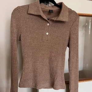 Stickad tröja  - Stickad tröja från shein. Helt ny oanvänd med inga skador överhuvudtaget.