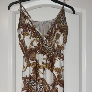 Mönstrad kort jumpsuit  - Mönstrad kort jumpsuit, stretchig och enormt skönt elastiskt material, perfekt för en varm sommardag utomhus! 