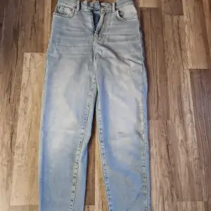 Säljer dessa jeans då jag inte använder dom längre. Väl användna men i fint skick. En liten fläck på ena benet men jag tvättar och ser om det försvinner annars hör jag av mig till köparen.