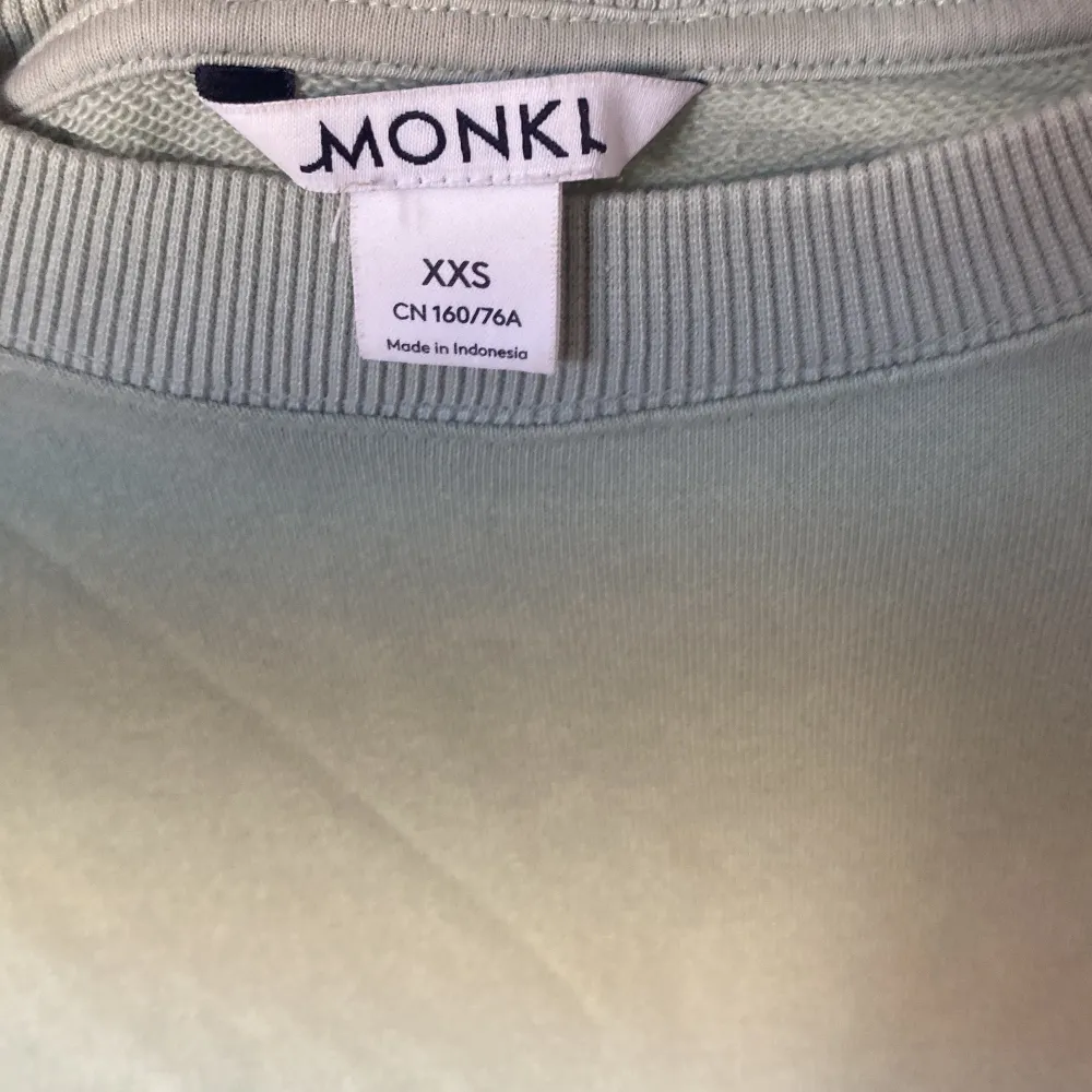 Skön grön tröja från monki säljer för kommer inte till användning (xxs). Tröjor & Koftor.