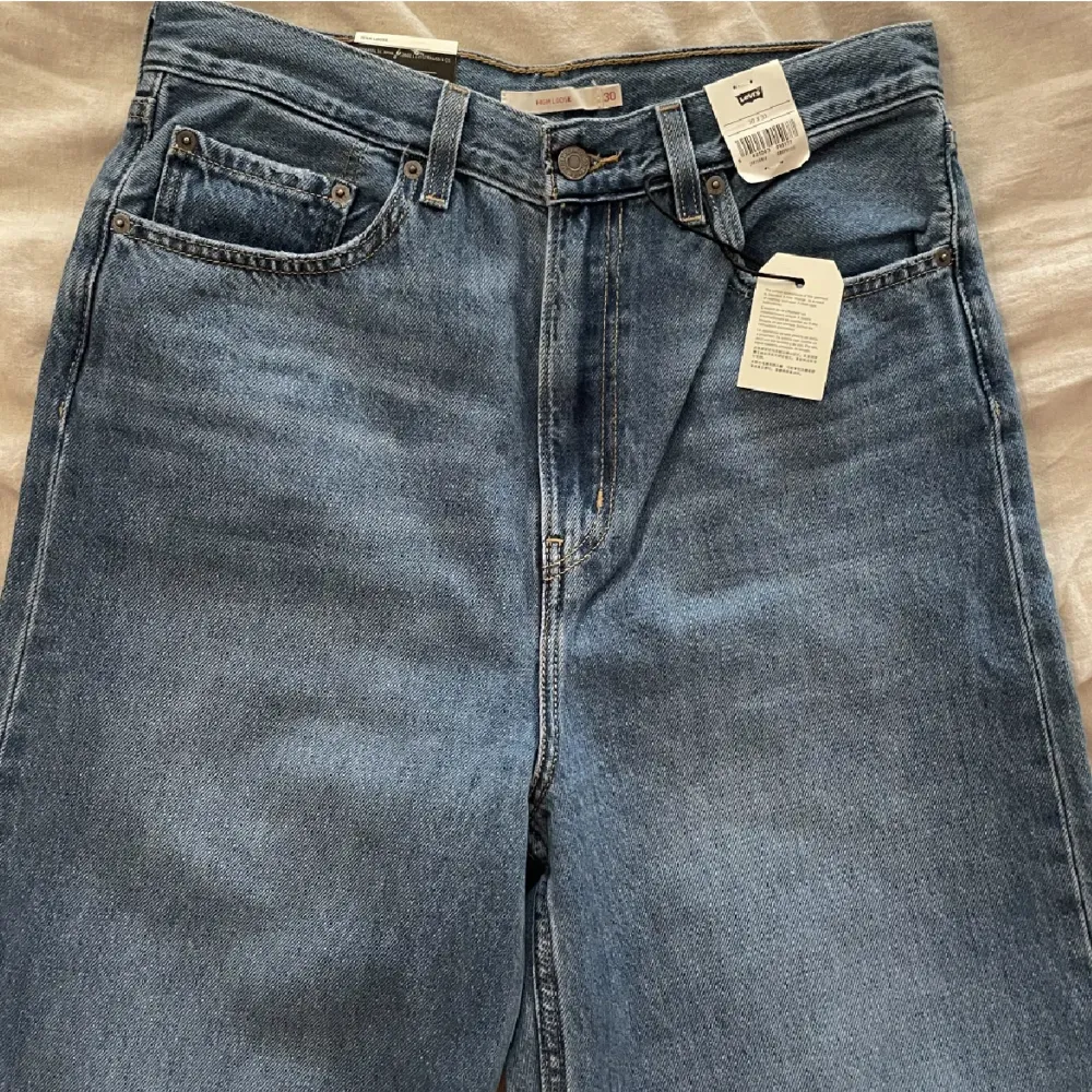 Helt nya Levis jeans ”High loose” som tyvärr inte passar mig. Prislapp kvar! . Jeans & Byxor.