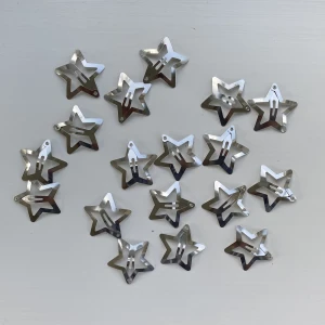 18 hårspännen stjärnor  - 18 stycken stjärnformade silvriga hårspännen, säljs tillsammans i ett paket 💋