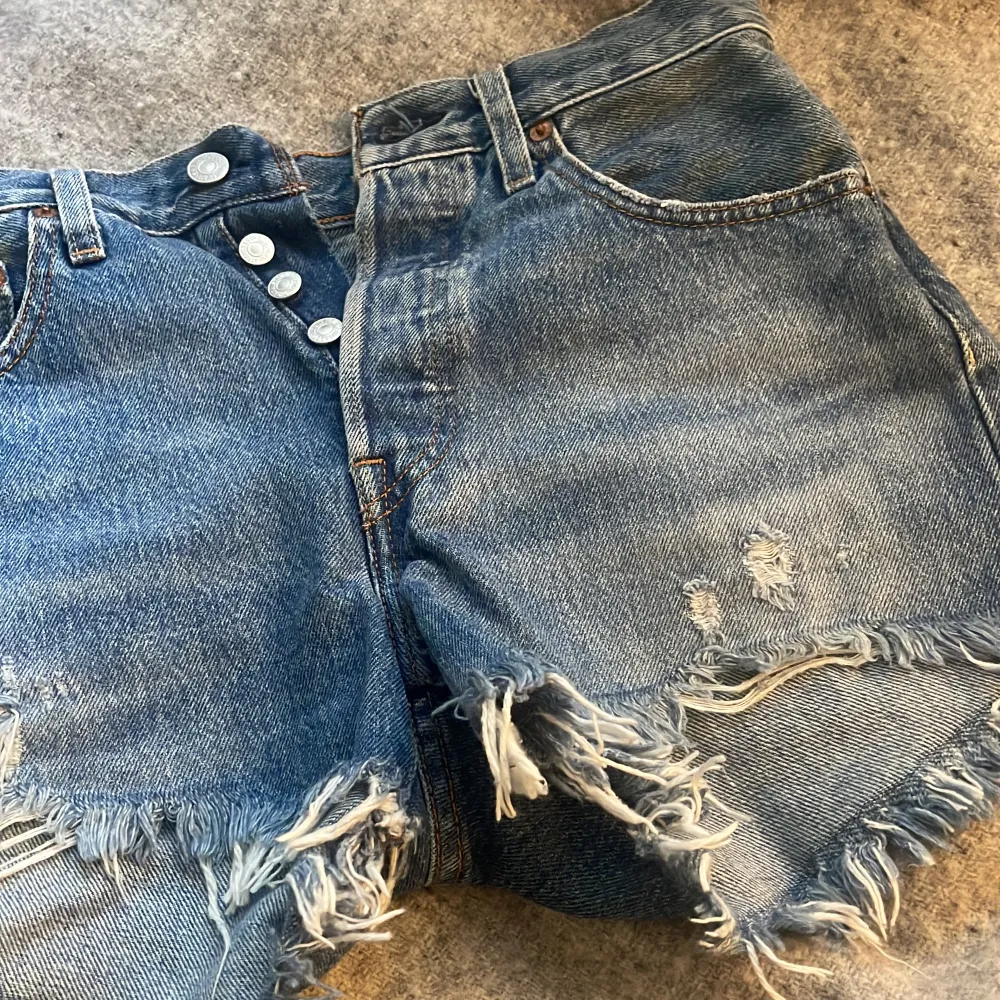 Säljer dessa 501 jeans shorts från levis! Aldrig använda!💗. Shorts.