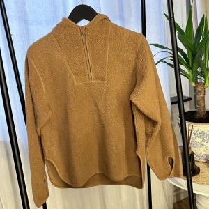 Fleece (Brun) - Mjuk och höstligt mysig fleece från Åhlens. Nyskick. Nypris 399kr, mitt pris 189kr