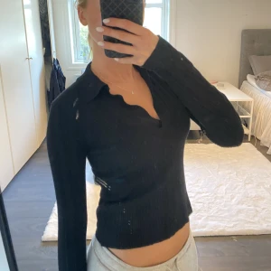 Topp - Snygg tunt stickad topp med v-rigning och krage, knappt använd. Nypris 500