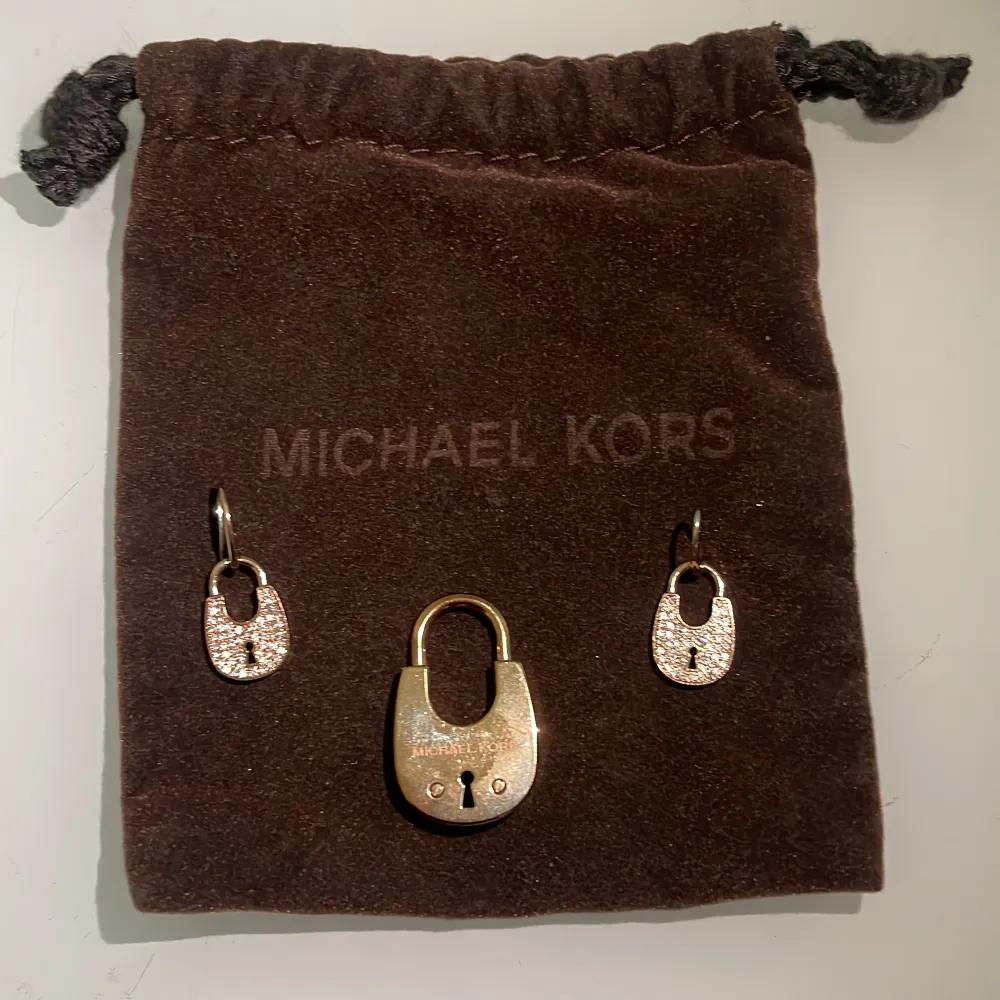 MK örhängen och berlock säljes Köpt från NK. Accessoarer.