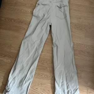 Utsvängda jeans  - Utsvängda jeans. Hög midja. Från HM 