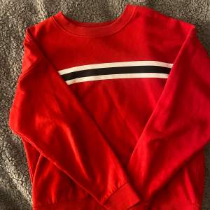 Säljer en röd sweatshirt som är bekväm och snygg! Den är i storlek Xs/S. 