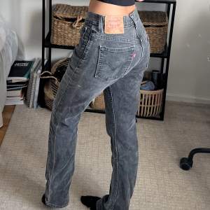 Jeans från Lewis, med vitt målarstänk (köpte dem vintage så). 505 slim fit straight leg. Passar mig bra som har S/M och 169cm