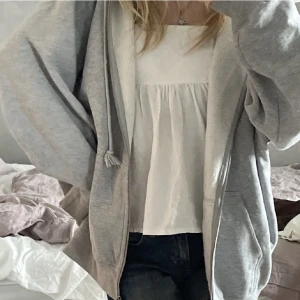 Brandy Melville ”Carla Hoodie” - Säljer denna fina hoodie från brandy melville då jag helt enkelt inte får användning för den, nypris 470kr