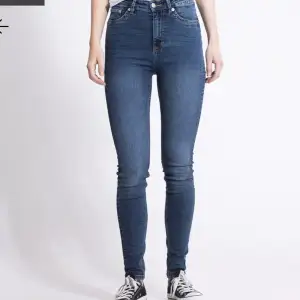 Högmidjade skinny jeans med mycket stretch, fint skick och storlek M.