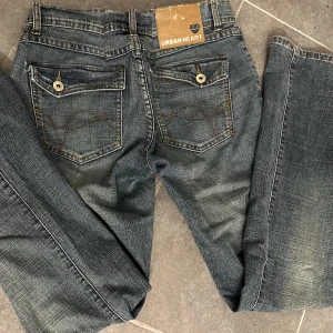 Jeans  - Lågmidjade  Insydda i midjan  Säljer för dom passar inte mig 
